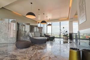 Apartment for 6 people with a pool, gym, coworking space, and parking