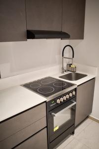 Apartment for 6 people with a pool, gym, coworking space, and parking