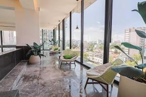 Apartment for 6 people with a pool, gym, coworking space, and parking