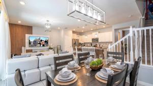Luxury 5BR Villa Private Pool Sleeps 18 near Disney