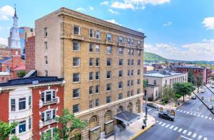 Bright and stylish fully furnished unit