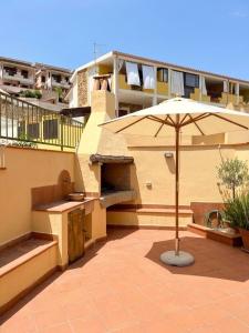 Casa al piano terra con 2 camere da letto, parcheggio privato e piscina condominiale