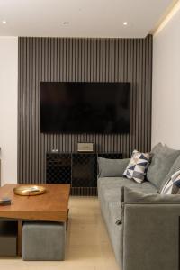 Elegant Oasis 2 BR Apt near the Marina & the Beach