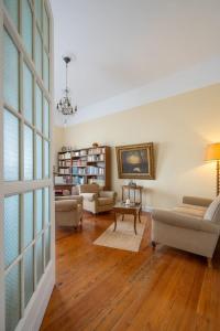 1930s neoclassical apt in the heart of Athens