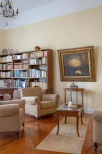 1930s neoclassical apt in the heart of Athens