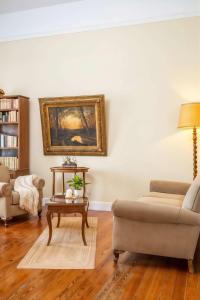 1930s neoclassical apt in the heart of Athens