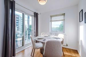 Modern 2BR Parking for 2 Walk to Co-Op Live