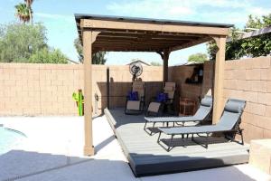 Centrally Located to family fun, Golf & Baseball!