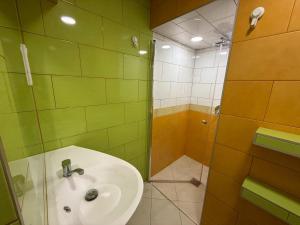 Spacious 3-Bedroom Flat By Downtown Corvin-Square!