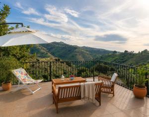 Peaceful Andalusian Finca, Panoramic Sea & Mountain View, 30 min from Malaga