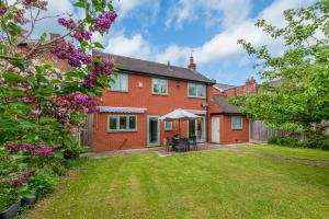 Stylish Family Retreat by Tettenhall Green - Pass the Keys