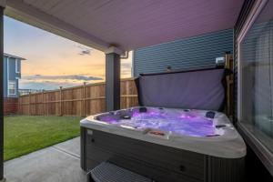 Spacious 5BR, Hot Tub and Pool Table - Sleeps 16