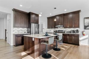 Spacious 5BR, Hot Tub and Pool Table - Sleeps 16