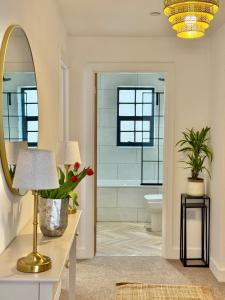 4 Bed Luxury Stay,Hot tub,Sleeps 9,Private Parking