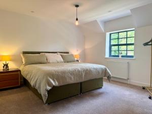 4 Bed Luxury Stay,Hot tub,Sleeps 9,Private Parking