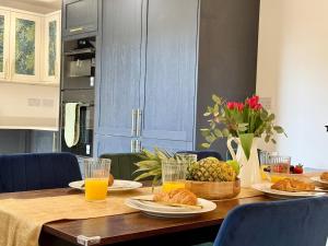 4 Bed Luxury Stay,Hot tub,Sleeps 9,Private Parking