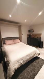 Cozy studio with terrace 5 min to Metro Line 14