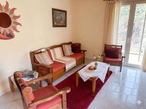 Thanasis house