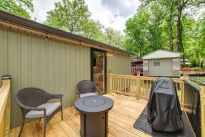 Hot Tub, Deck! Tiny Home Retreat By Kentucky Lake