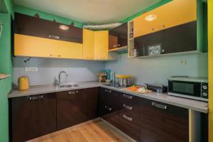 Colourful Seaview Apartment - Happy Rentals