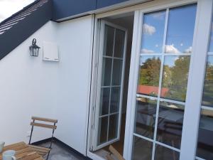 Moderne Dachgeschosswohnung in exklusiver Villa