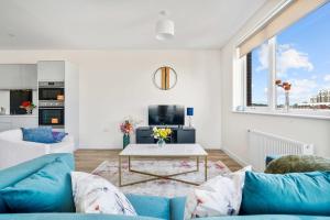 Modern 2 Bedroom Flat with FREE Parking, Close to Heathrow and Thorpe Park