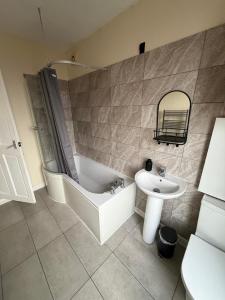 NEW! 3BR House , hosted by RooME Stays near City Centre with free parking