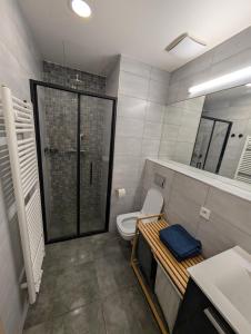 Modern Prague Apartment in Vinohrady with AC & Parking
