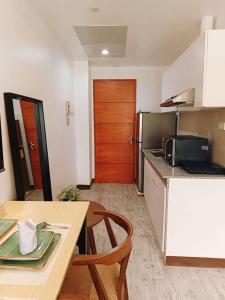 Near Anjo World Self Check In and Few Mins to SM Seaside with Pool Gym WIFI Netflix