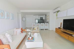Beachfront Luxury 2BR - Pool, Balcony & Ocean Vie