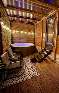 Romantic Tiny House with Private Jacuzzi and Garden between Amsterdam Haarlem and Schiphol Airport