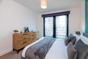 2BR Home in Liverpool 2 Bath and Free Parking-Balcony