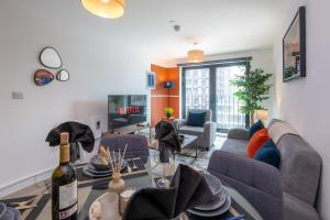 2BR Home in Liverpool 2 Bath and Free Parking-Balcony