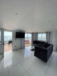Modern 2BR Penthouse with Jacuzzi & City View