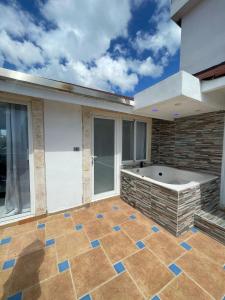 Modern 2BR Penthouse with Jacuzzi & City View