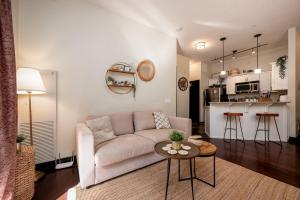 Canmore Cozy Boho King Suite 1BR Hot tub Pool Gym
