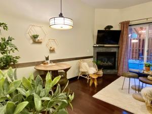 Canmore Cozy Boho King Suite 1BR Hot tub Pool Gym