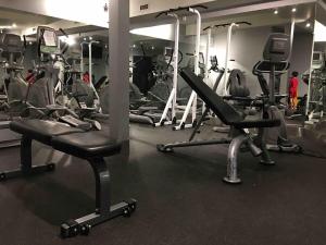 Canmore Cozy Boho King Suite 1BR Hot tub Pool Gym