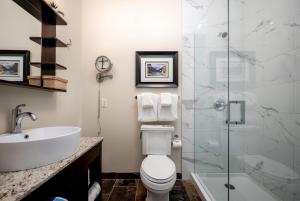 Canmore Cozy Boho King Suite 1BR Hot tub Pool Gym