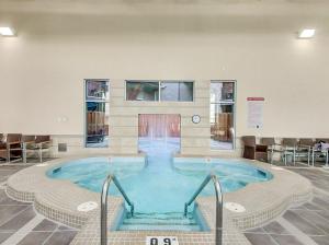 Canmore Cozy Boho King Suite 1BR Hot tub Pool Gym