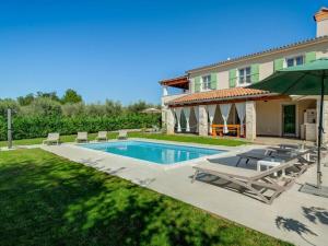 Villa in Srebrni i with swimming pool