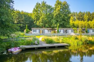 Single-story holiday home by the pond no 8