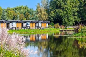 Single-story holiday home by the pond no 9