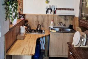 Lakeside holiday home, private garden