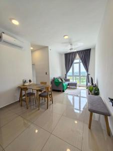 Aero Forest Escape With Pool View and 15m to KLIA or Sepang