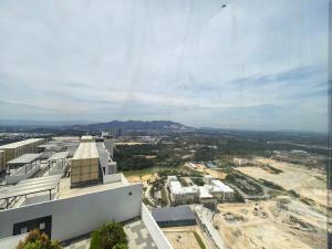 Aero Forest Escape With Pool View and 15m to KLIA or Sepang