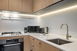 Skyline 2-Bed Near Crown with Pool and Sauna