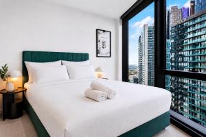 Skyline 2-Bed Near Crown with Pool and Sauna