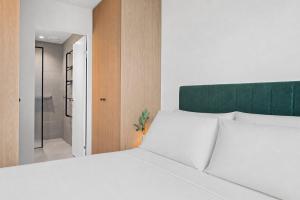 Skyline 2-Bed Near Crown with Pool and Sauna