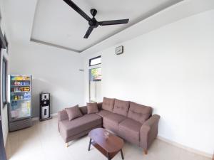 Urbanview Semeru Guesthouse near Stasiun Blitar